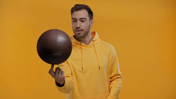 hombre torciendo bola en dedo aislado en amarillo
 - Imágenes, Vídeo