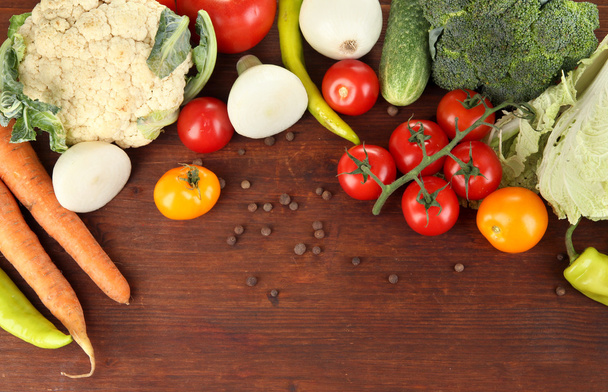 Fresh vegetables in basket on wooden table close-up - Zdjęcie, obraz