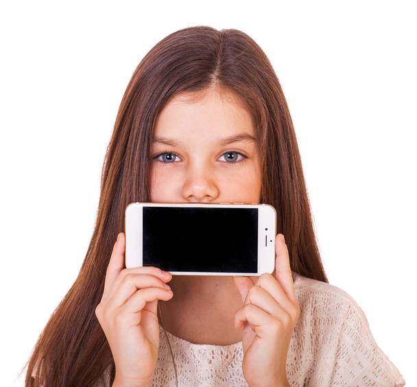 Joven hermosa niña mostrando la pantalla de su teléfono inteligente
 - Foto, Imagen