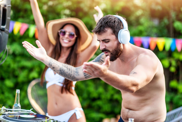 Dj suonare musica alla festa in piscina.Persone, musica, felicità e divertimento concetto. - Foto, immagini