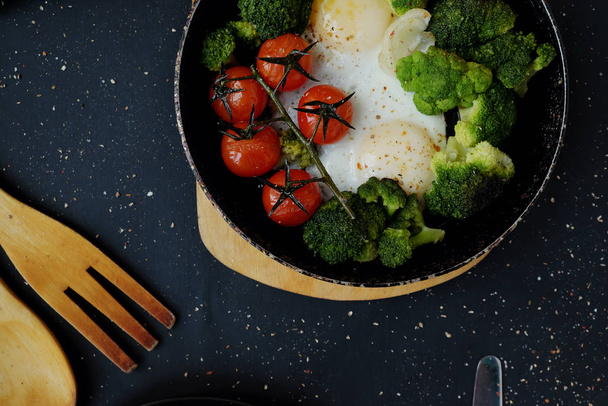 eggs with broccoli and tomatoes in frying pan - Фото, зображення