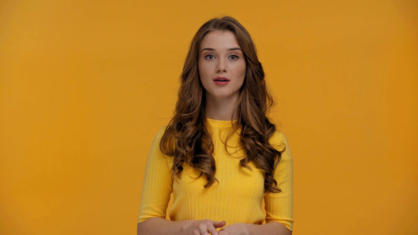 жінка з витягнутими руками ізольована на жовтому
 - Кадри, відео