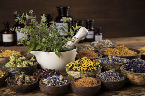 Natuurlijke remedie, kruidengeneeskunde en houten tafel achtergrond - Foto, afbeelding