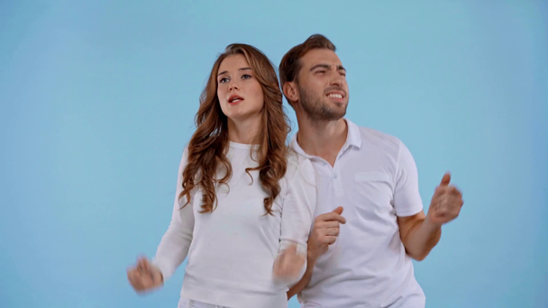 Freundin und Freund tanzen und singen isoliert auf blau - Filmmaterial, Video