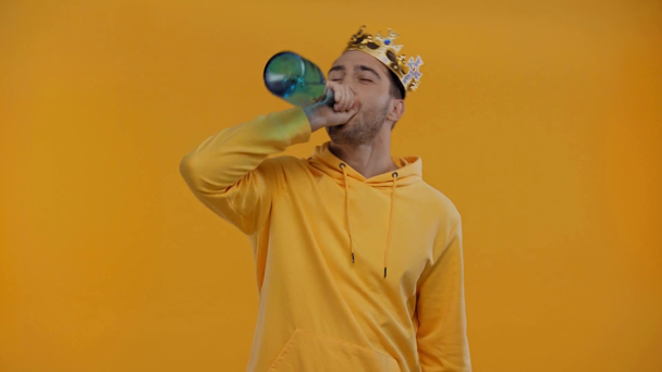 férfi ivás pezsgő elszigetelt sárga - Felvétel, videó
