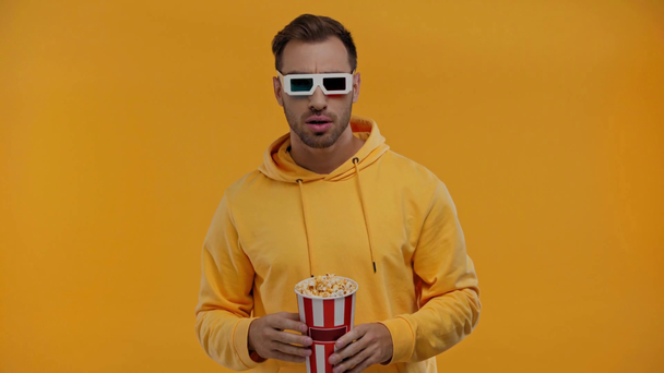 man in 3d glasses pointing with finger isolated on yellow - Metraje, vídeo