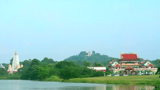 Buddhista templomok kínai stílus és pagodák találhatók egy tavon közepén egy völgyben1 - Felvétel, videó