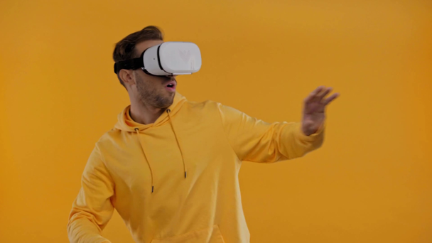 man met virtual reality headset wandelen geïsoleerd op geel - Video