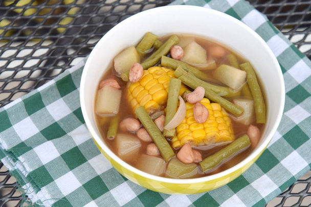 Sayur asem, népszerű indonéz zöldség tamarind levesben. Gyakori összetevők a mogyoró, kukorica, chayote és a hosszú bab. Párolt rizzsel tálalva - Fotó, kép