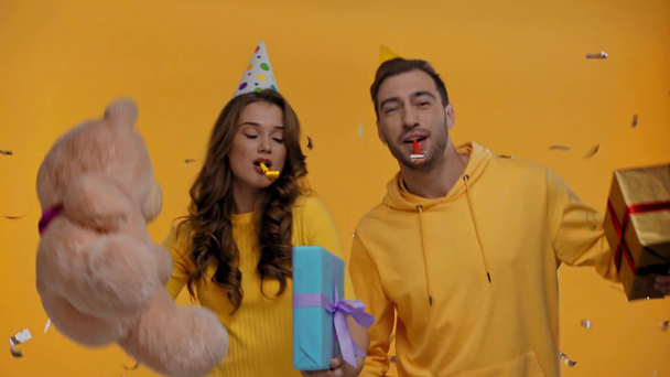 novio y novia bailando con regalos aislados en amarillo
 - Metraje, vídeo