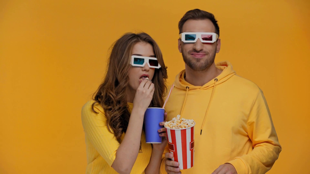 парень и девушка смотрят фильм, изолированный на желтом
  - Кадры, видео