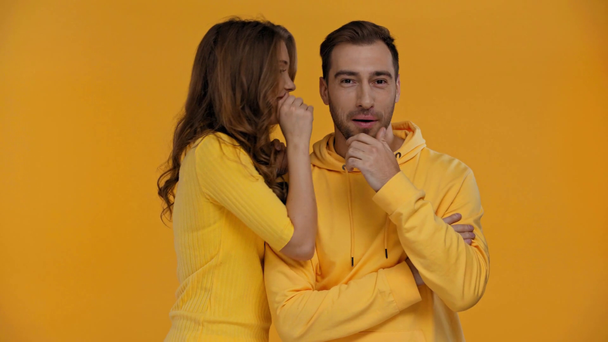 petite amie dire secret à petit ami isolé sur jaune
 - Séquence, vidéo