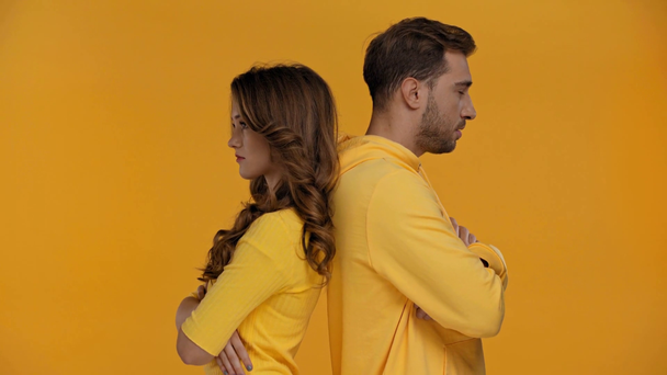 triste novio y novia abrazo aislado en amarillo
 - Imágenes, Vídeo