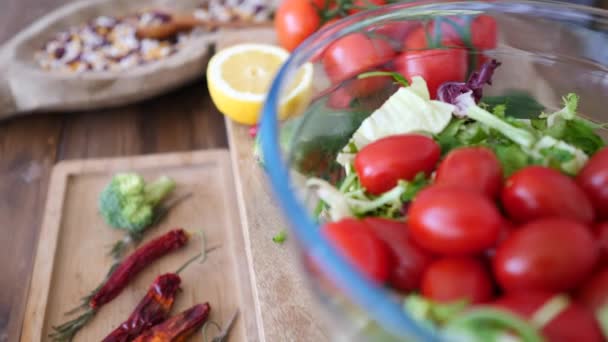 木のテーブルの上に有機野菜と新鮮なサラダ. - 映像、動画