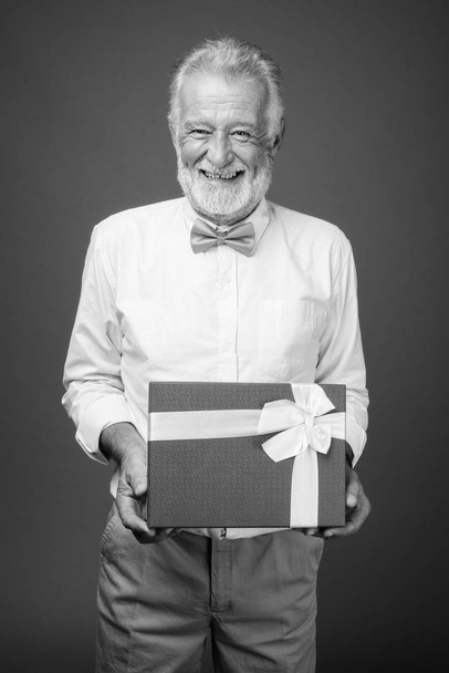 Bello uomo anziano barbuto indossa vestiti alla moda in bianco e nero
 - Foto, immagini