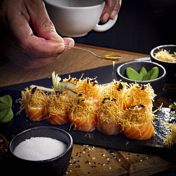 Sortiment sushi na talíři - Fotografie, Obrázek