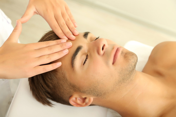 Homme ayant massage de la tête gros plan
 - Photo, image