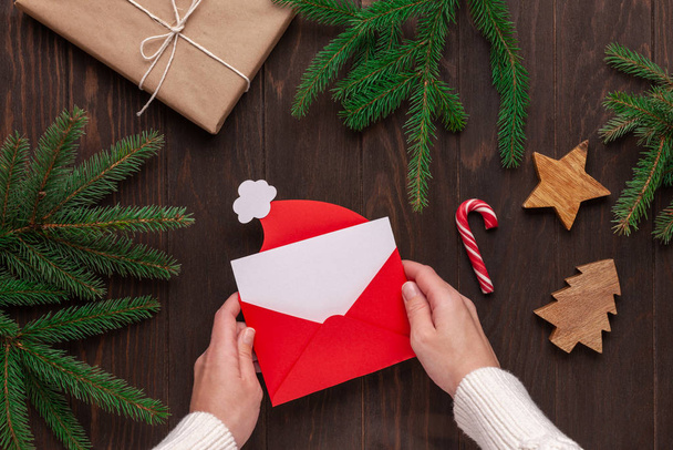 Composition de Noël. Décor de Noël et une lettre au Père Noël dans les mains
 - Photo, image