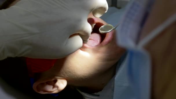closeup. the woman visit the dentist. hands of dentist with gloves on - Séquence, vidéo