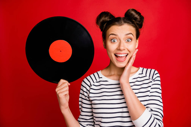 Close up photo of astonished funky girl hold retro vinyl disc unbelievable retro hit scream wow omg wear casual style white clothing isolated over bright color background - Φωτογραφία, εικόνα