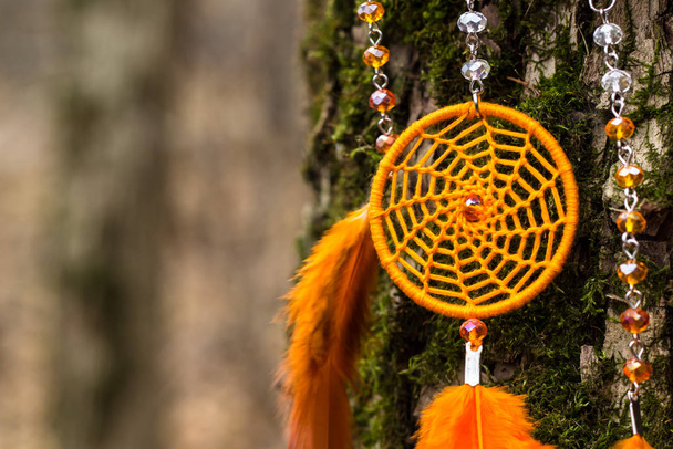 Ловец снов ручной работы с нитками из перьев и веревкой из бусин
 - Фото, изображение