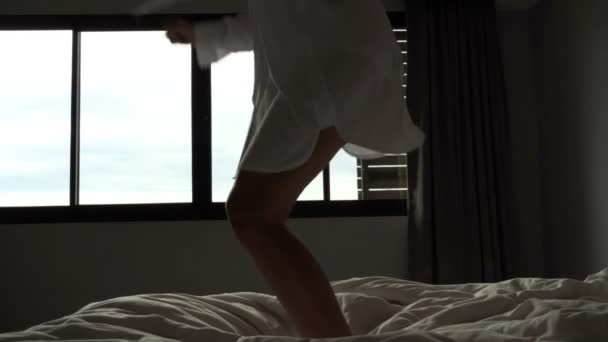 zpomalený film, sexy mladá žena tančí na posteli v temném pokoji - Záběry, video