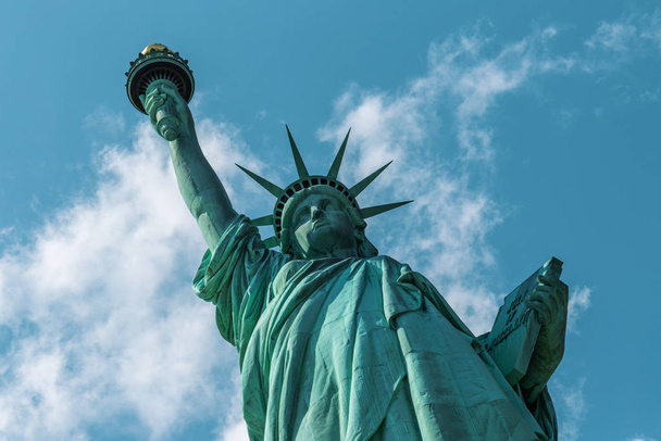 Το άγαλμα της ελευθερίας πίσω όψη σε καθαρό γαλάζιο ουρανό στη Νέα Υόρκη Ηνωμένες Πολιτείες - Φωτογραφία, εικόνα