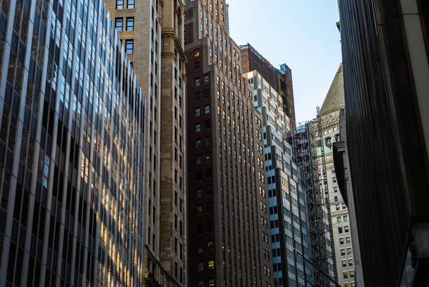 Wolkenkratzer und alte Gebäude der Wall Street in Lower Manhattan in New York City Vereinigte Staaten - Foto, Bild