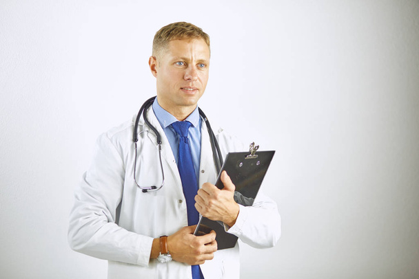 Giovane medico fiducioso in un cappotto bianco con uno stetoscopio - Foto, immagini
