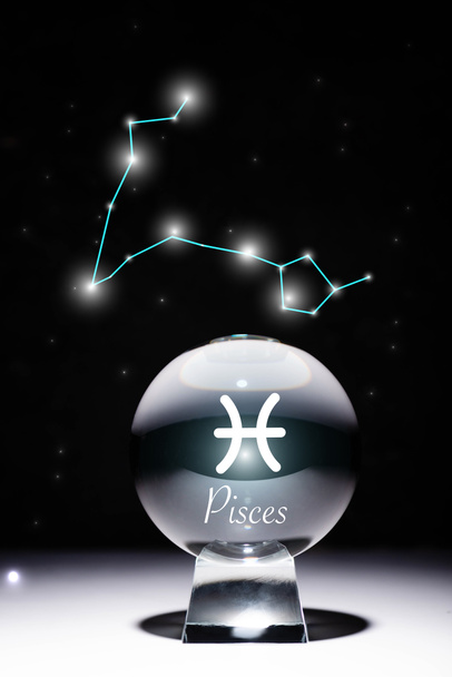 bola de cristal con signo del zodíaco de Piscis aislado en negro con constelación
 - Foto, imagen