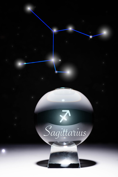 boule de cristal avec signe du zodiaque Sagittaire isolé sur noir avec constellation
 - Photo, image
