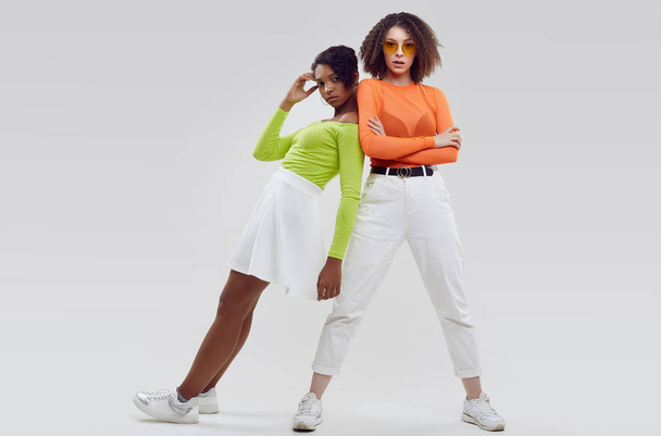 Kaksi nuorta kaunista hipsterityttöä värikkäissä kesävaatteissa
 - Valokuva, kuva