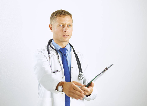Nuori lääkäri valkoisessa takissa stetoskooppi tervehtii tilalla ou
 - Valokuva, kuva