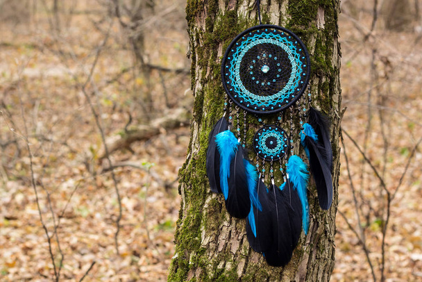 Ловец снов ручной работы с нитками из перьев и веревкой из бусин
 - Фото, изображение