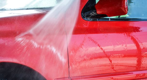 lavado de coche rojo al aire libre
 - Foto, Imagen