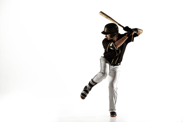 Giocatore di baseball, lanciatore in uniforme nera che si esercita su uno sfondo bianco
. - Foto, immagini