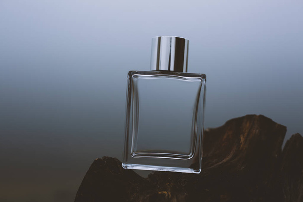 butelka perfum na niebieskim tle  - Zdjęcie, obraz
