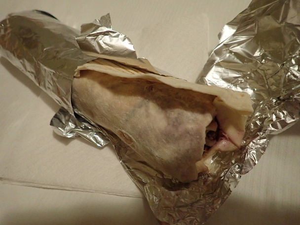 Мясо на вынос и тортилья с салатом
 - Фото, изображение