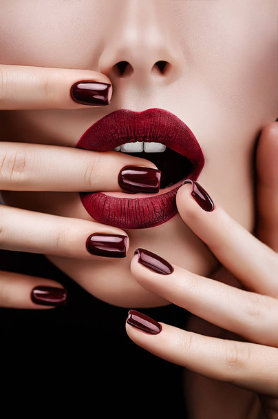 Beauty portrait with lips and nails the color of Marsala. Red nails and lips - Fotografie, Obrázek