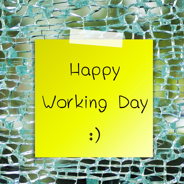 Gelukkig werkdag op kleverige papier background gebroken glas - Foto, afbeelding