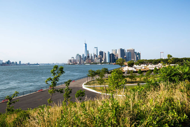 Nueva York / Estados Unidos - 14 JUL 2018: Vista del horizonte del Bajo Manhattan desde Outlook Hill en Governors Island
 - Foto, Imagen