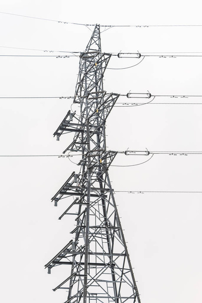 Σύστημα διανομής ηλεκτρικής ενέργειας. Υψηλής τάσης εναέρια γραμμή ισχύος, πυλώνας ισχύος, λεπτομέρειες πύργου πλέγματος χάλυβα. - Φωτογραφία, εικόνα