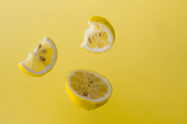 明るい背景とレモンの部分。健康。ビタミンC 。柑橘系の果物。熱帯果実. - 写真・画像