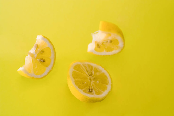 明るい背景とレモンの部分。健康。ビタミンC 。柑橘系の果物。熱帯果実. - 写真・画像