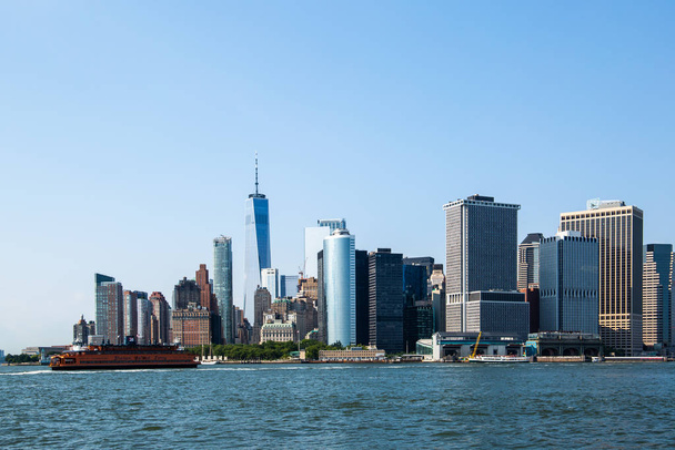 Nowy Jork / Usa - 14 lip 2018: Widok na dolny Manhattan z promu promowego na wyspie gubernatorów w pogodne popołudnie - Zdjęcie, obraz