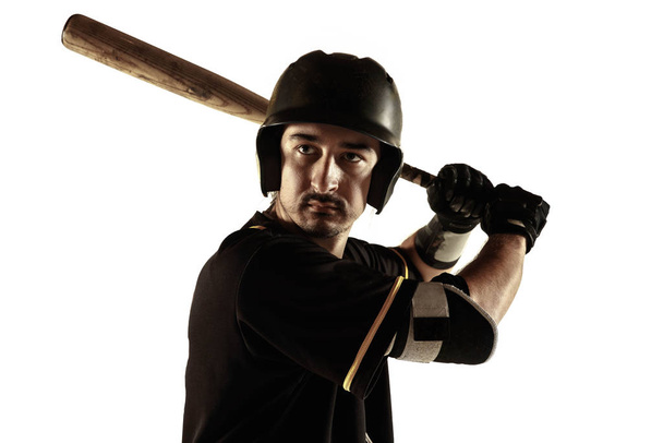 Παίκτης του μπέιζμπολ, πίτσερ με μαύρη στολή εξασκούμενος σε λευκό φόντο.. - Φωτογραφία, εικόνα