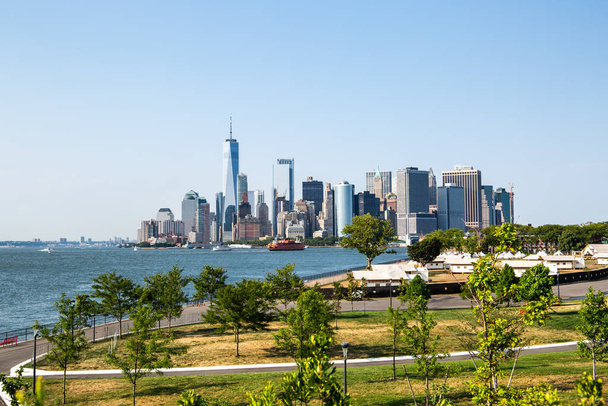 New York City / USA - JUL 14 2018: Lower Manhattan Skyline view from Outlook Hill on Governors Island - Foto, Bild