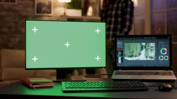 Computer monitor with green screen in a home office - Imágenes, Vídeo