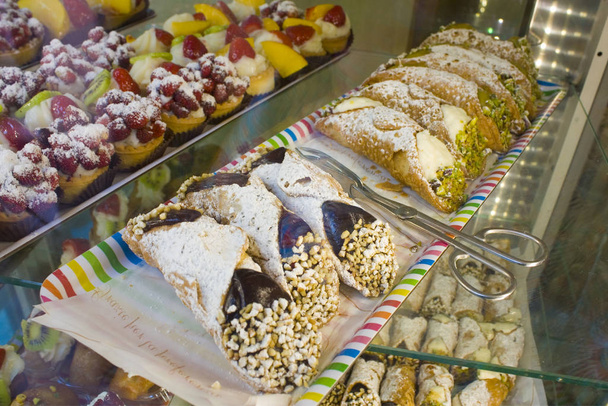 Italian tyypillinen leivonnaisia showcase kahvilassa Catania, Italia, Sisilia
 - Valokuva, kuva