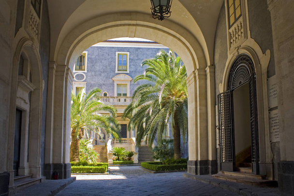 Binnenplaats van de Universiteit van Catania (of Paleis van San Giuliano) in Italië, Sicilië - Foto, afbeelding